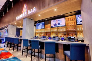 3 bars/lounges