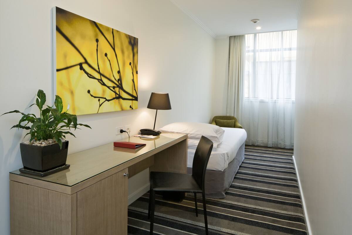 Deluxe Triple Room | In-room safe, desk, free cribs/infant beds, rollaway beds