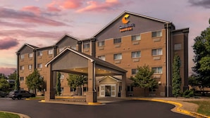 A Comfort Suites hotel with a covered entrance, multiple floors, and a brick facade. - Comfort Suites Keeneland (Lexington)