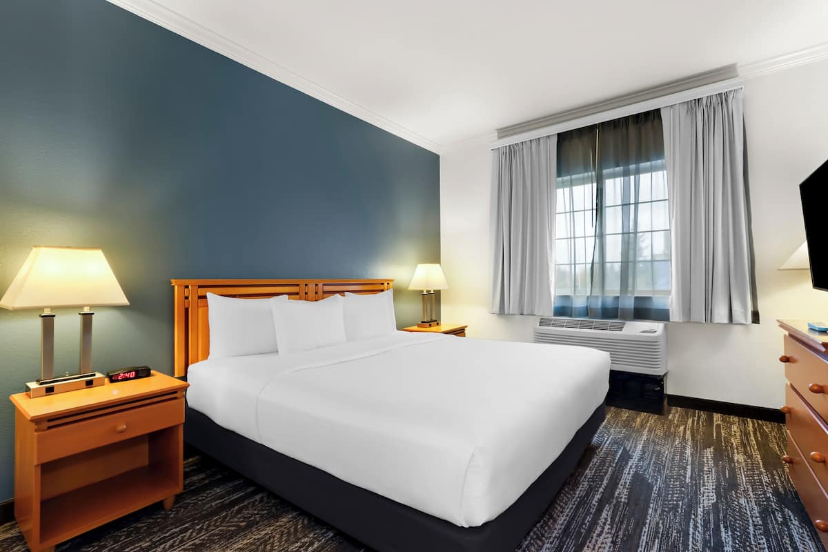 1 Schlafzimmer, Zimmersafe, Schreibtisch, laptopgeeigneter Arbeitsplatz