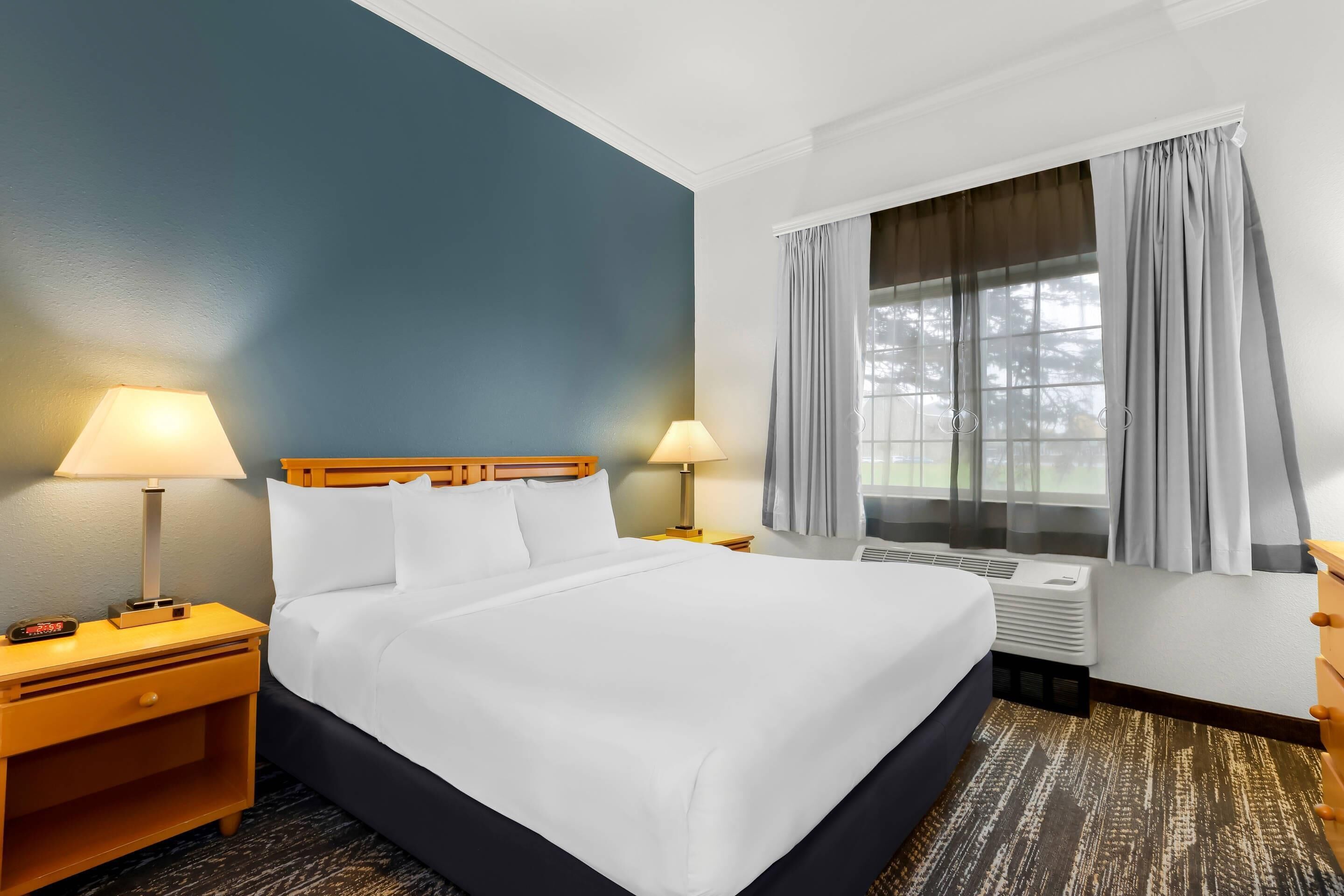 Suíte conforto, 1 cama King e sofá-cama, acessível, para não fumantes | 1 quarto, cofres nos quartos, escrivaninha