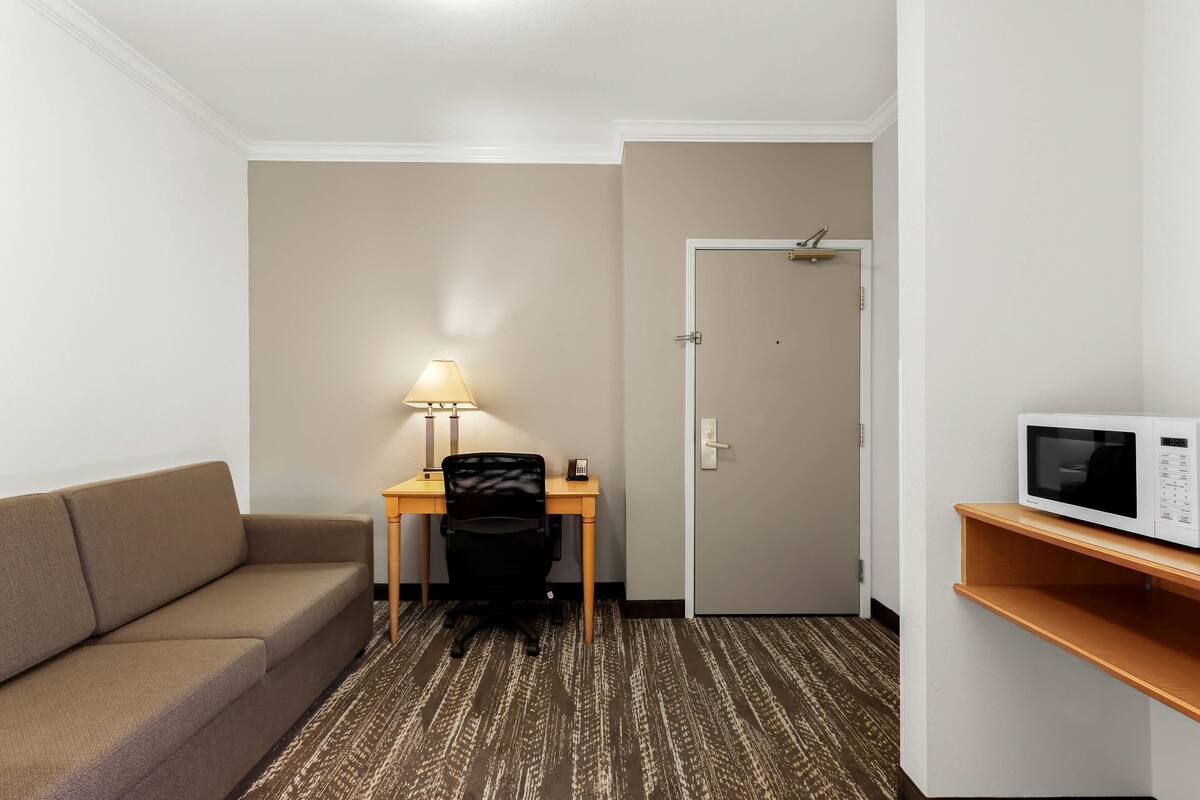 Suite, 2 Queen Beds with Sofa Bed, Refrigerator & Microwave | 1 間睡房、房內夾萬、書桌、手提電腦工作空間