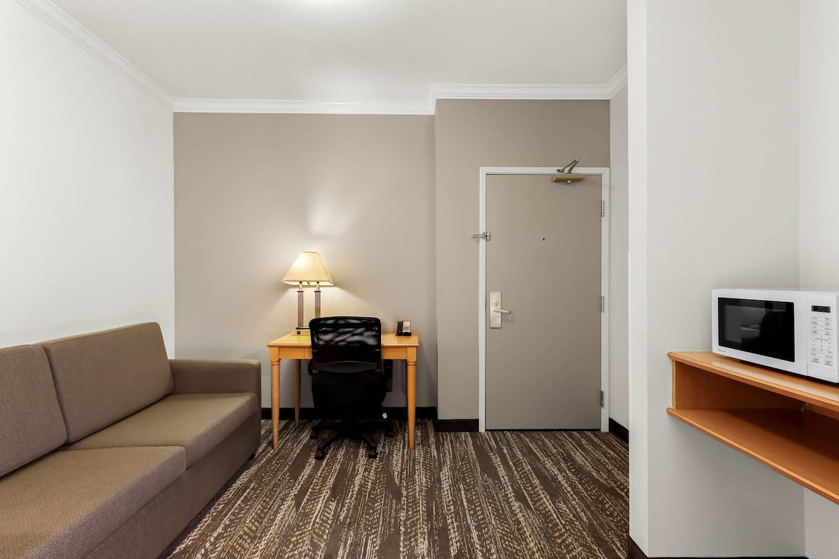 Suite, 2 Queen Beds with Sofa Bed, Refrigerator & Microwave | 1 dormitorio, caja fuerte, escritorio