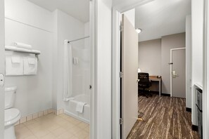 1 bedroom, in-room safe, desk, laptop workspace - Clarion Suites Anchorage Downtown (Anchorage)