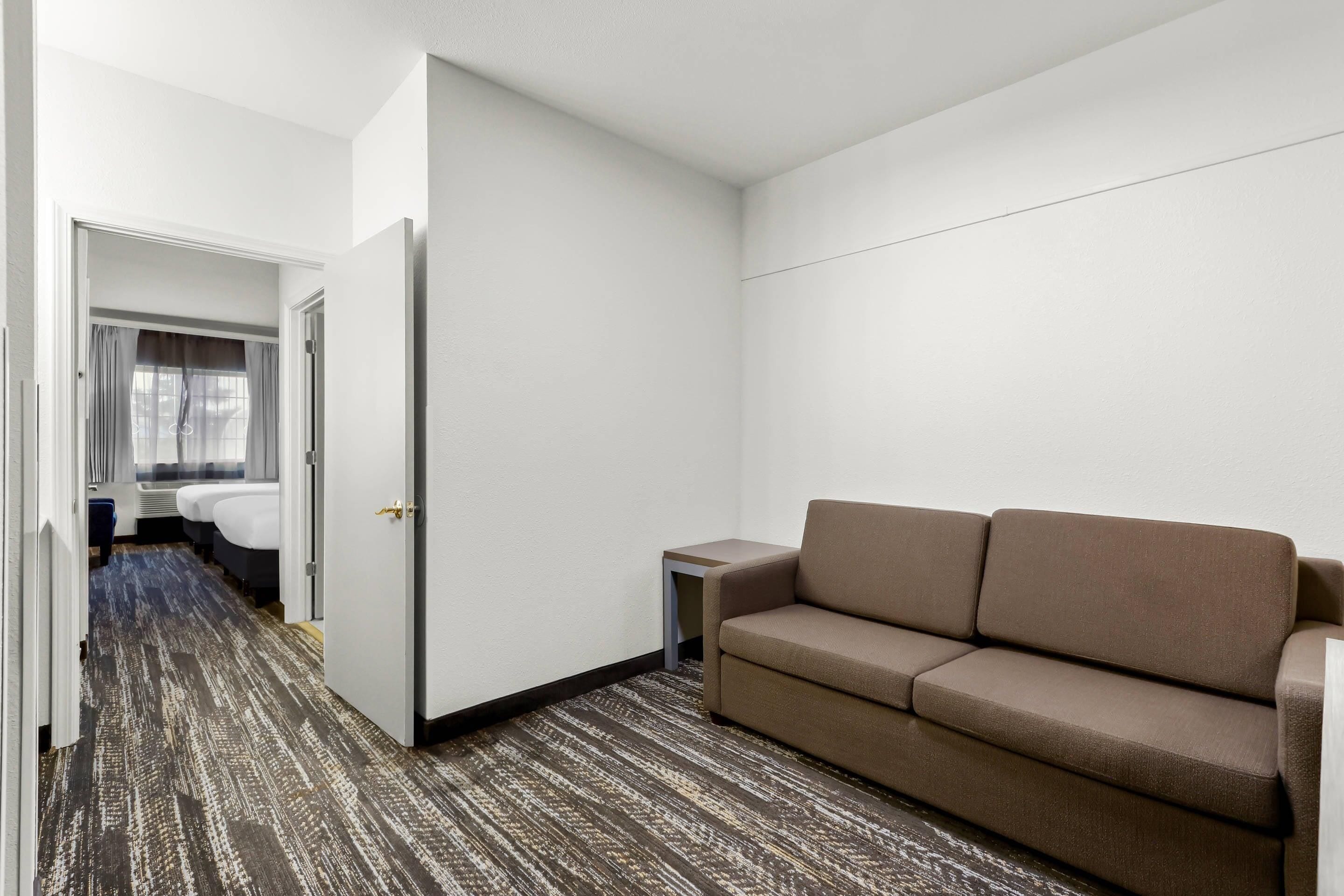 Suite, 1 King bed with Sofa Bed, Refrigerator & Microwave | 1 quarto, cofres nos quartos, escrivaninha