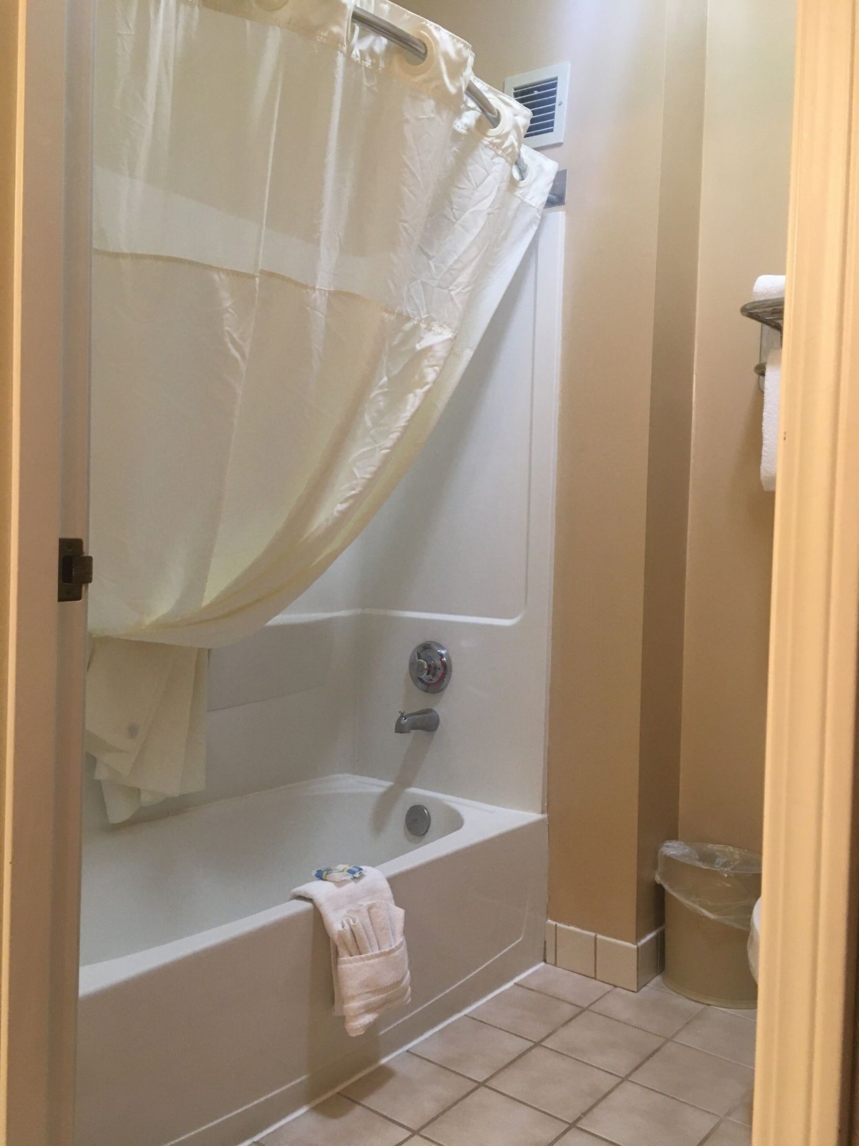 Salle de bain | Ensemble baignoire-douche, articles de toilette (gratuits)