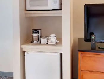 Desk, blackout drapes, iron/ironing board, free cribs/infant beds at Radisson Hotel & Suites Fallsview, ON