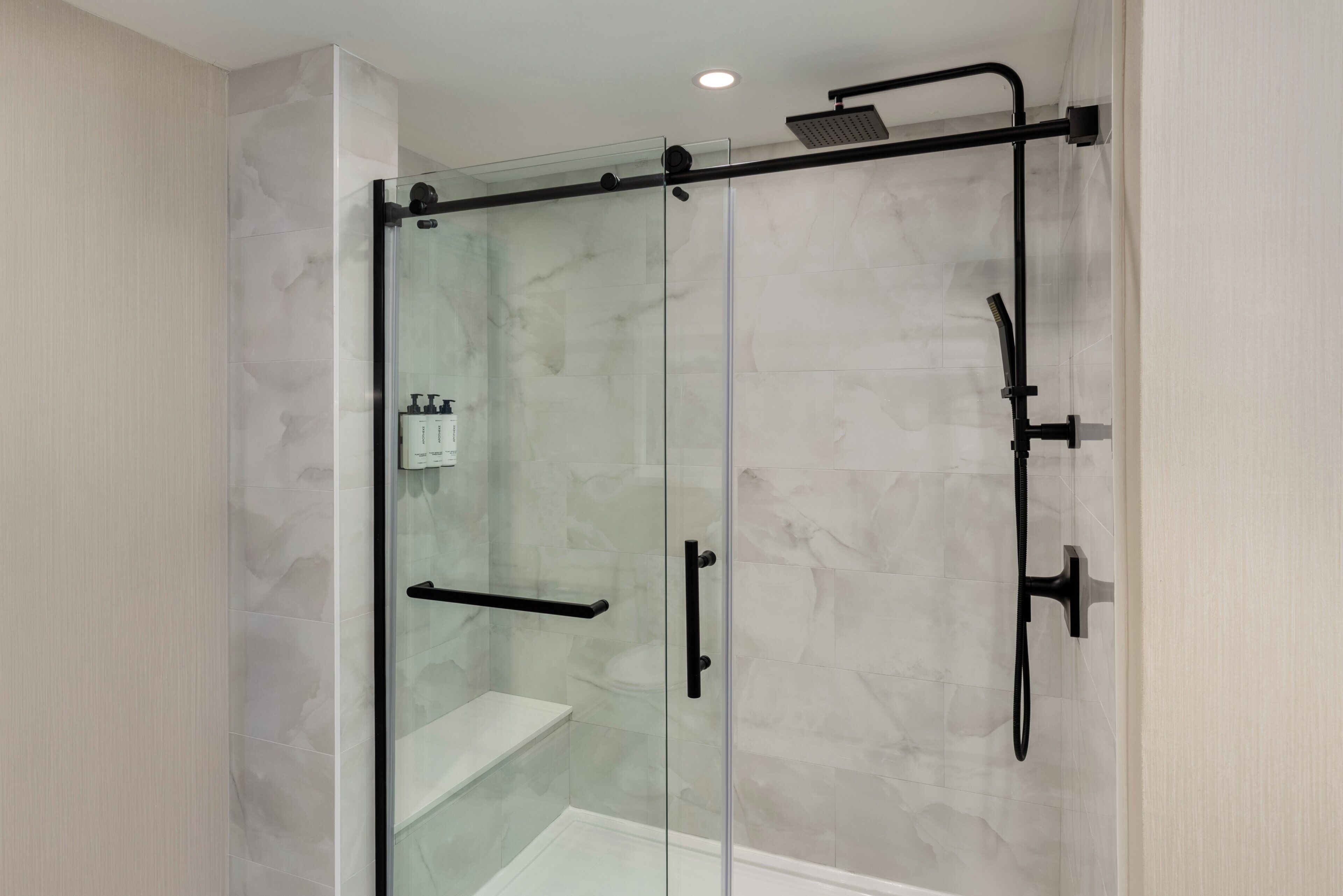 Escritorio, cortinas blackout y tabla de planchar con plancha 