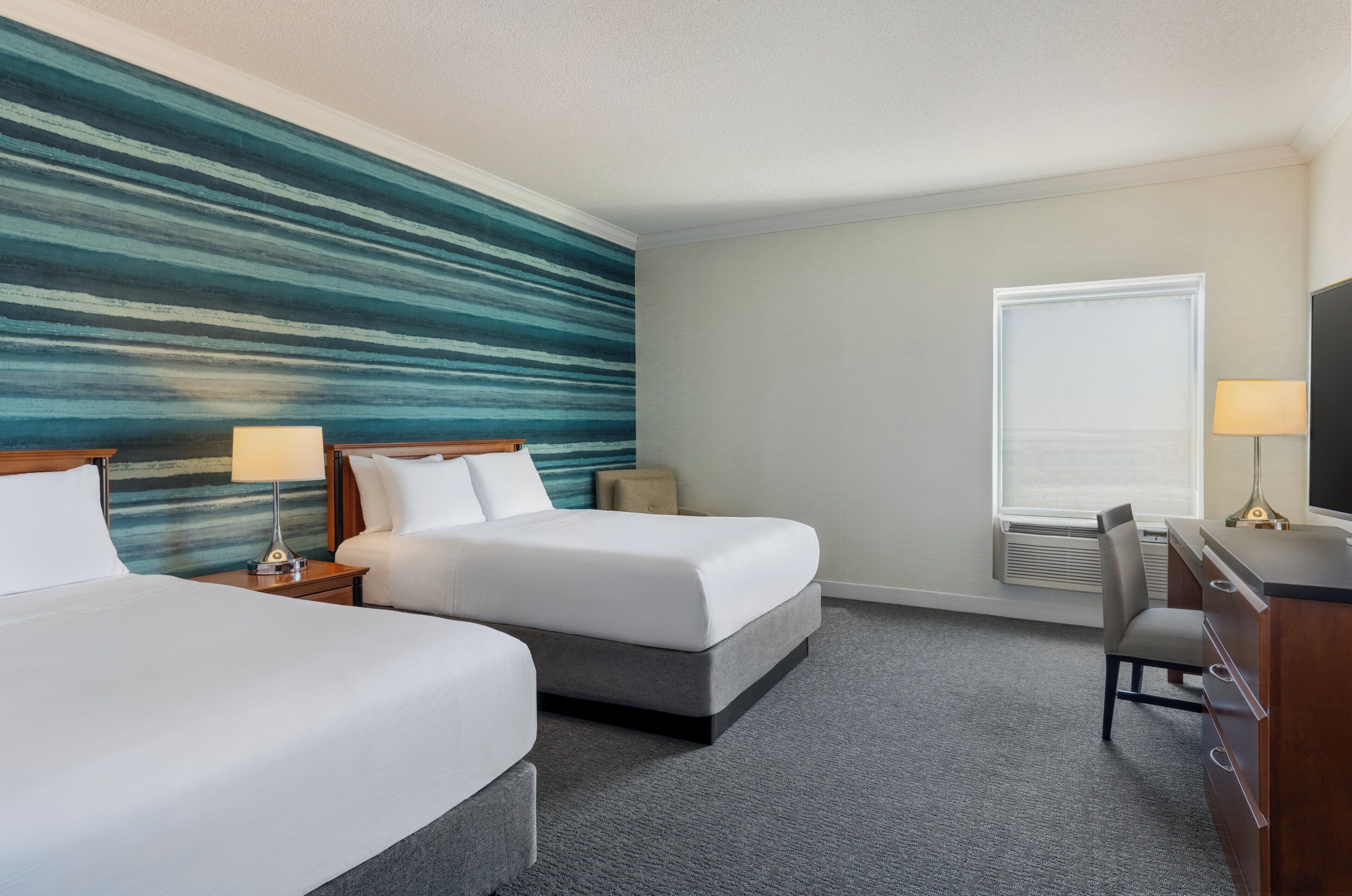 Schreibtisch, Verdunkelungsvorhänge, Bügeleisen/Bügelbrett