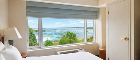Standard Room, 1 Queen Bed, Accessible Bathtub, Jetted Tub | Desk, blackout drapes, iron/ironing board, free cribs/infant beds