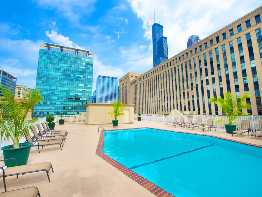 Kolam renang terbuka bermusim, kerusi lepak pantai