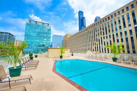 Una piscina al aire libre de temporada, sillones reclinables de piscina. Holiday Inn & Suites Chicago - Downtown by IHG