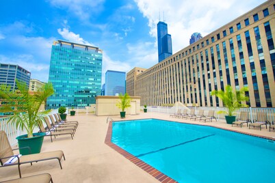 Holiday Inn & Suites Chicago - Downtown by IHG