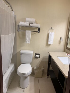 Combined shower/bathtub, free toiletries, hair dryer, towels - Sutton Suites Hotel (SeaTac)