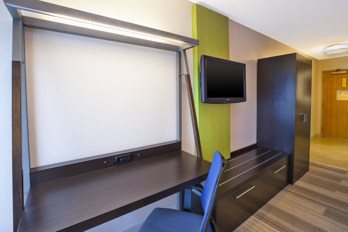 In-room safe, desk, iron/ironing board, WiFi (free)