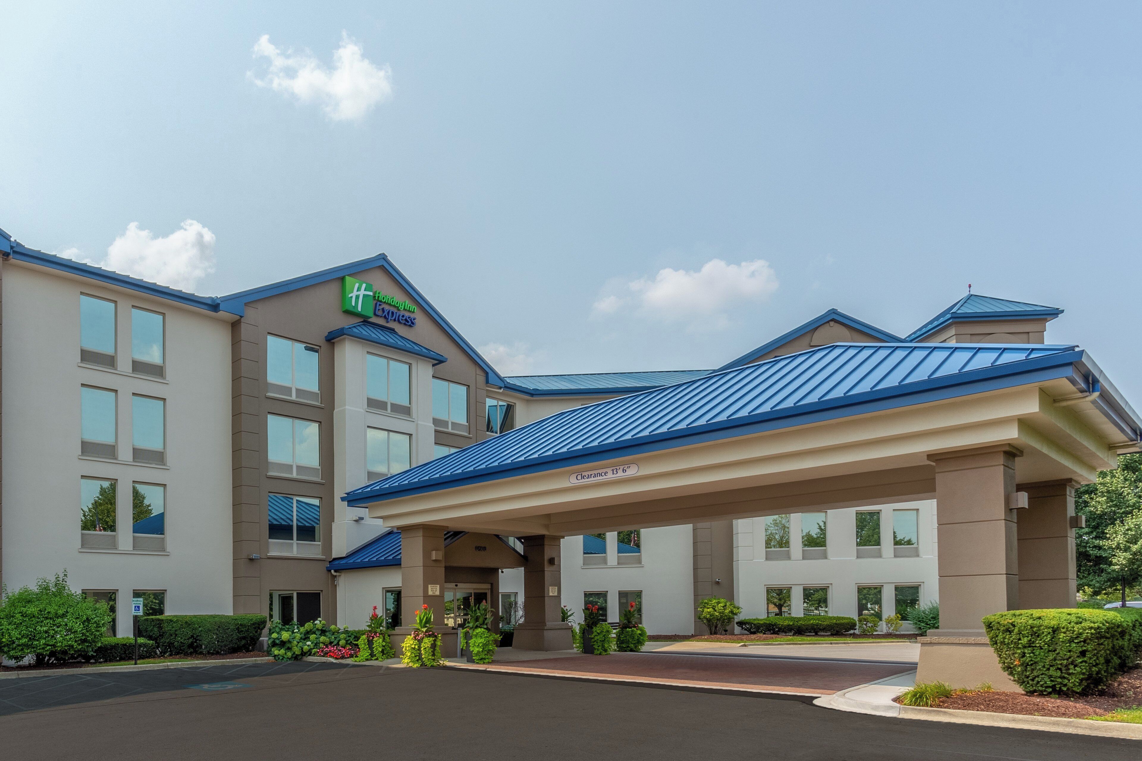 Un hôtel Holiday Inn Express doté d’une entrée abritée et de nombreuses fenêtres.