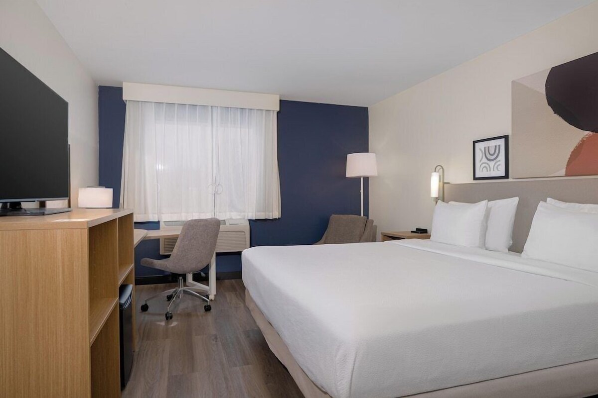 Premium bedding, in-room safe, desk, laptop workspace