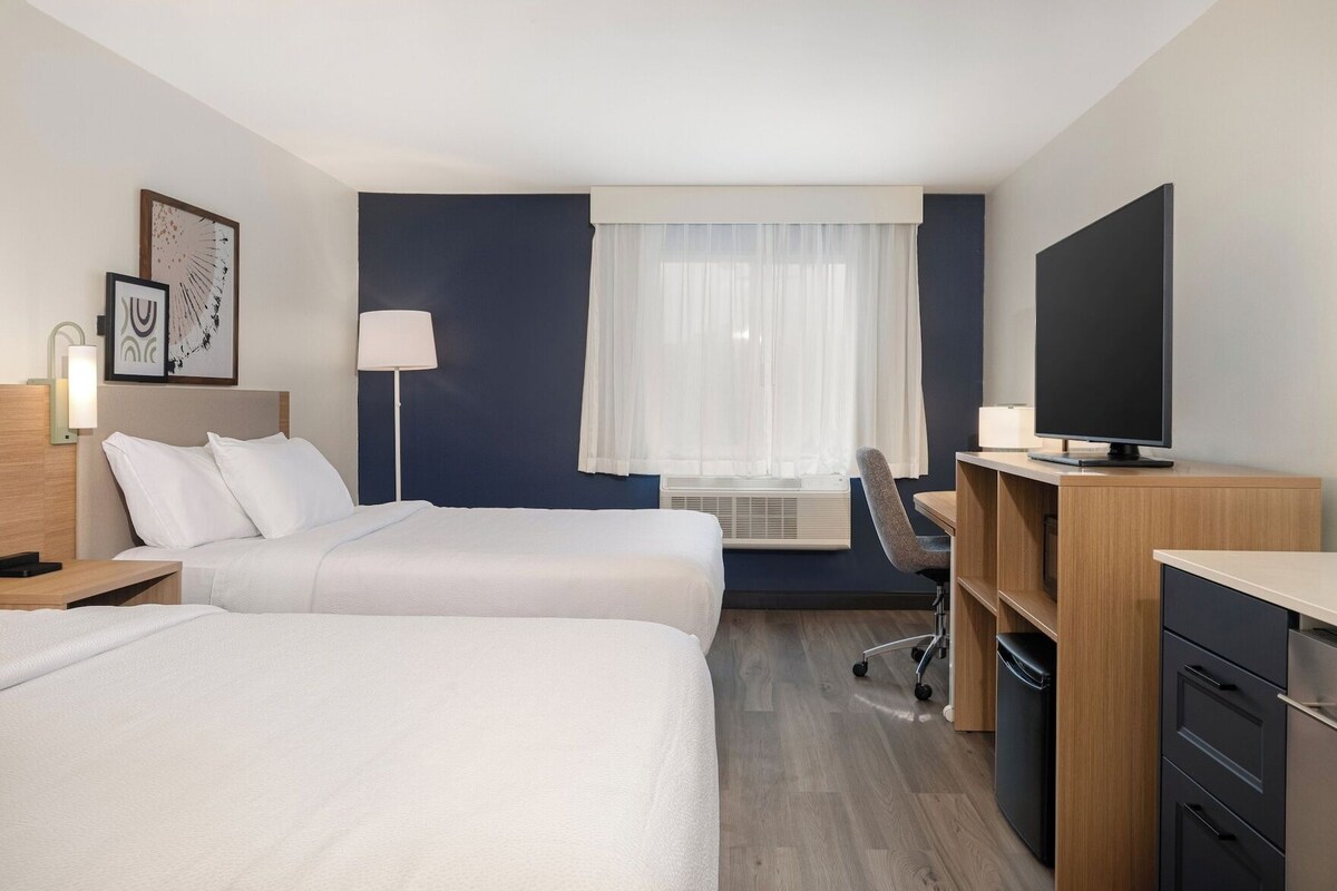 Premium bedding, in-room safe, desk, laptop workspace