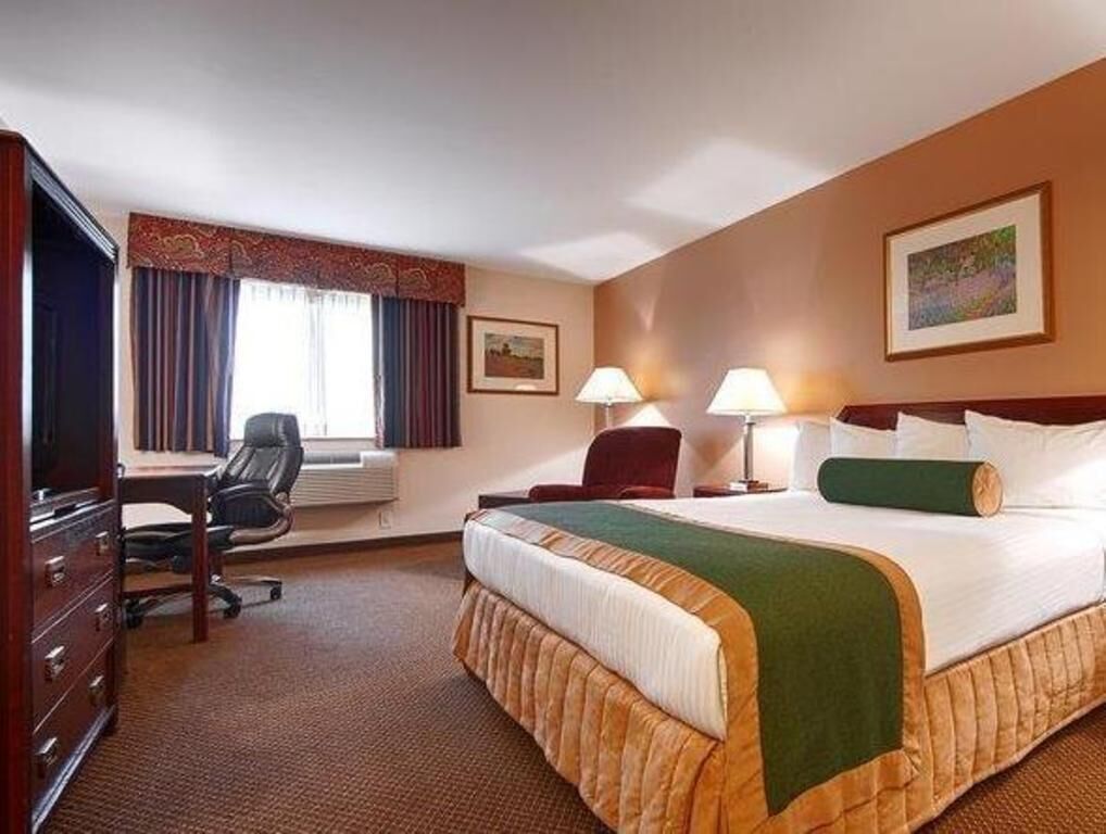 Premium bedding, in-room safe, desk, laptop workspace