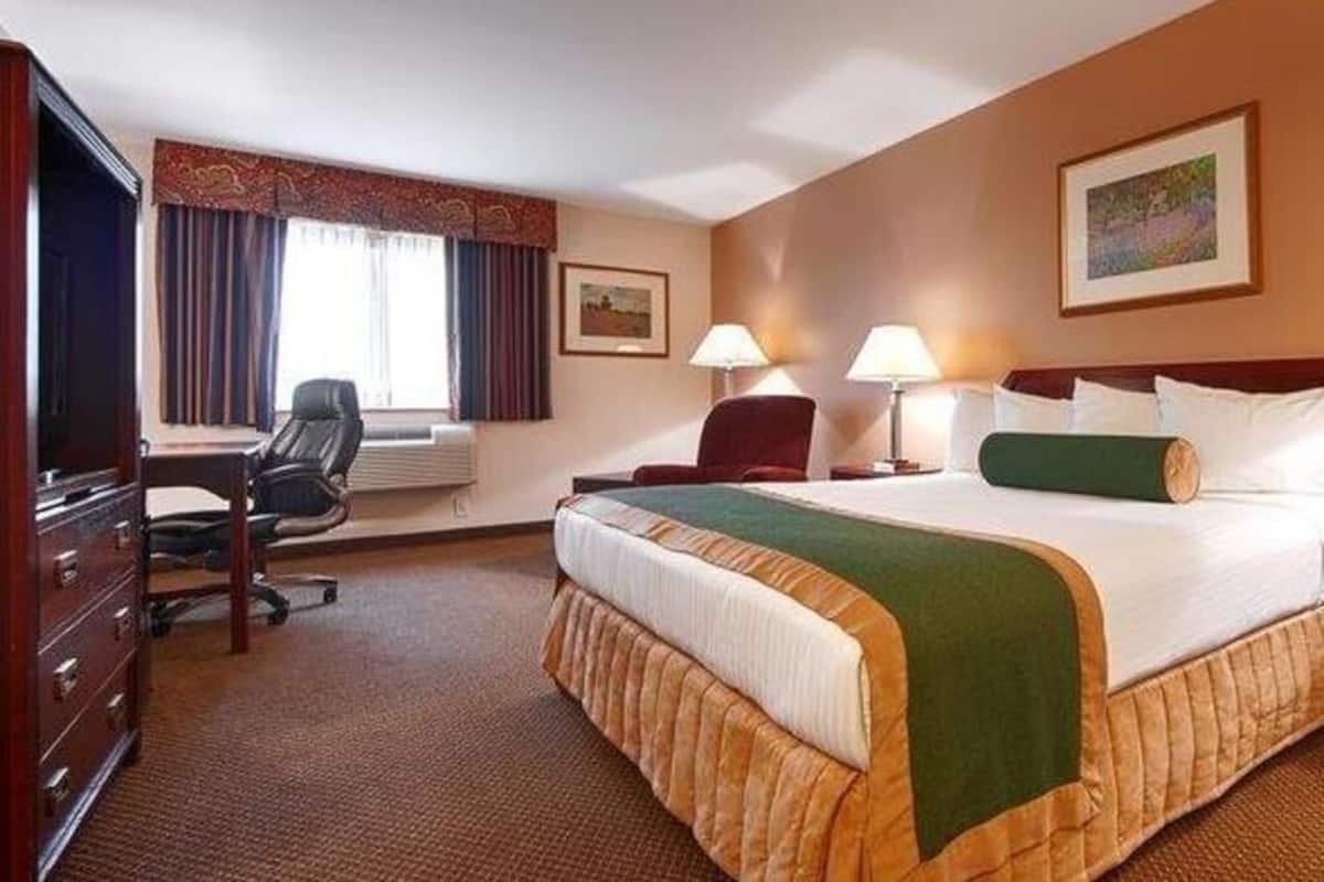Premium bedding, in-room safe, desk, laptop workspace