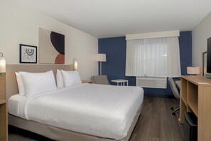 Quarto, 1 cama King | Roupas de cama premium, cofres nos quartos, escrivaninha