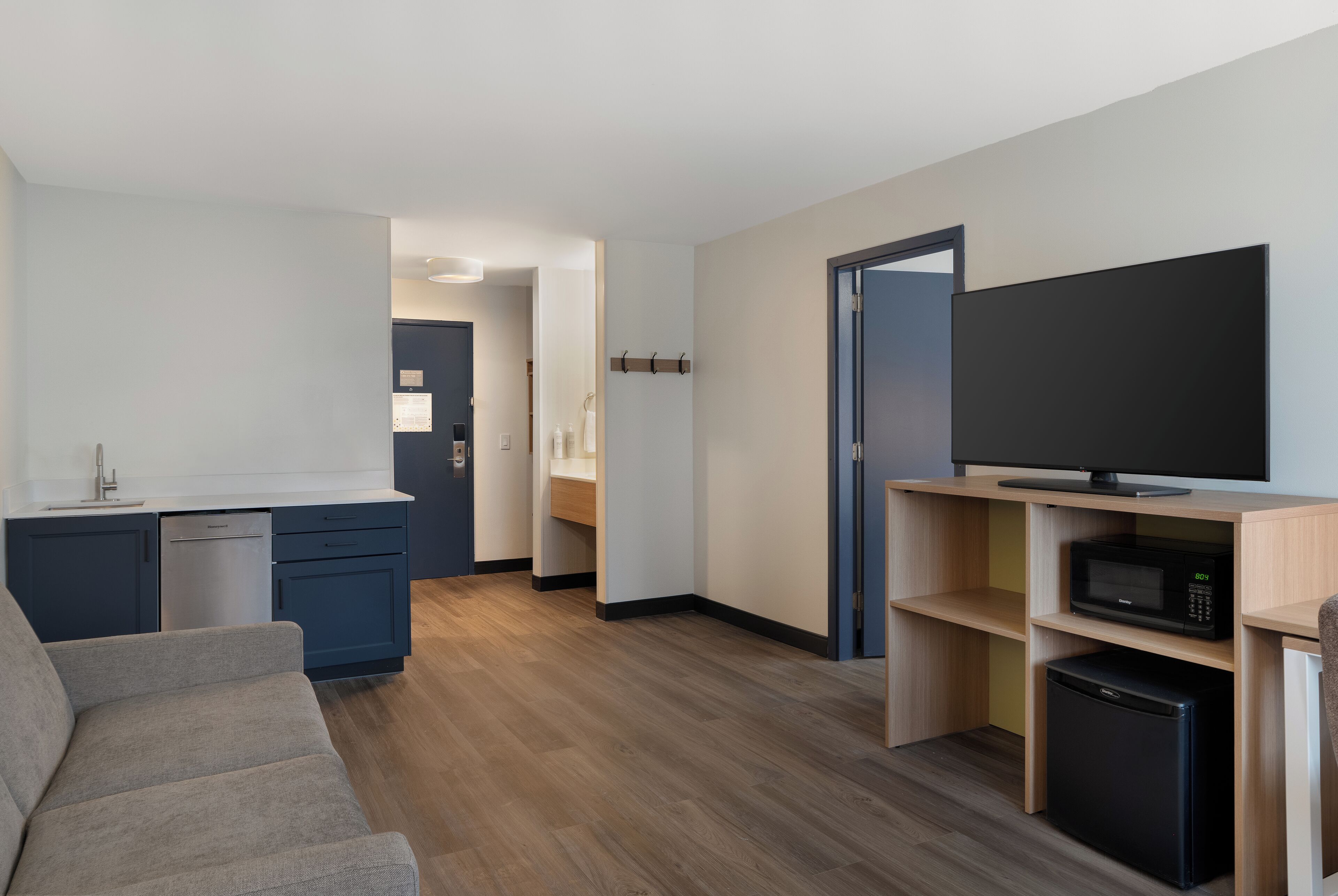 Suite, 1 King Bed, Kitchenette | Living room | LED TV