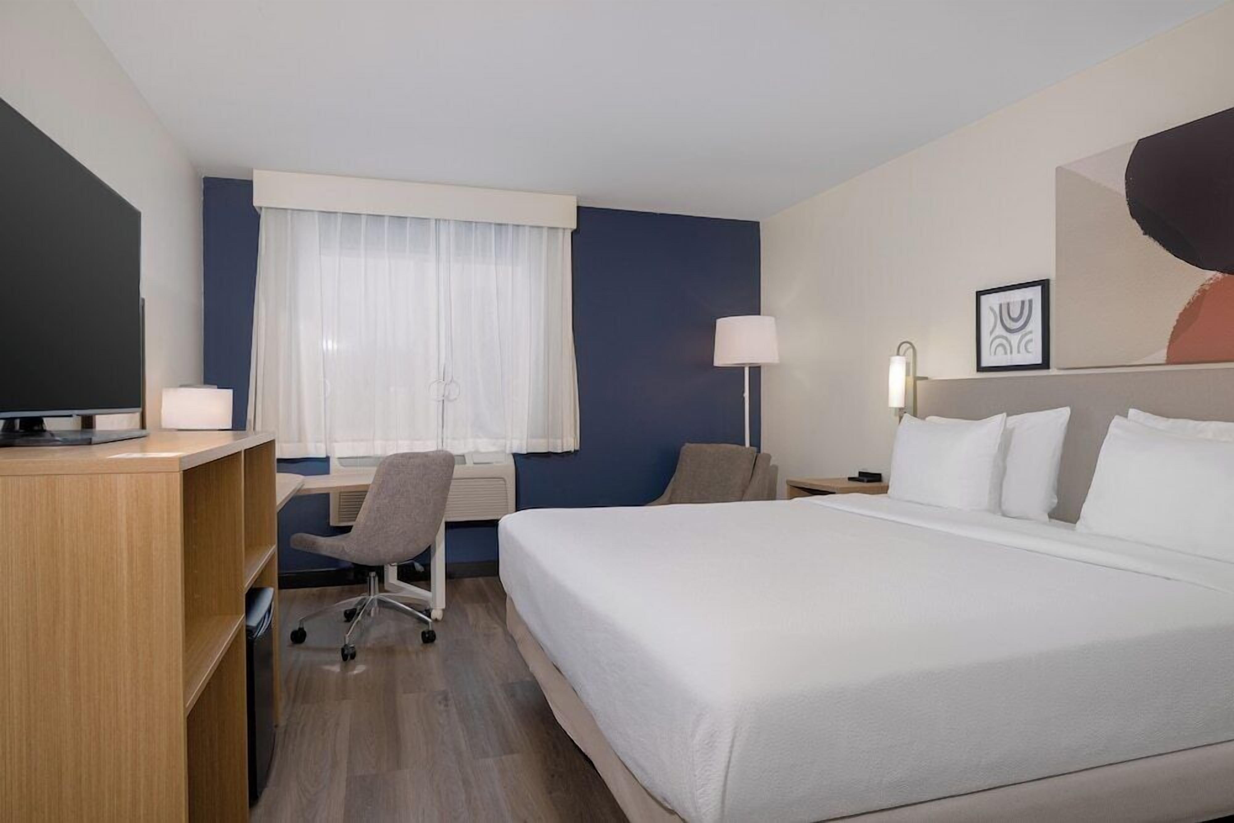 Premium bedding, in-room safe, desk, laptop workspace