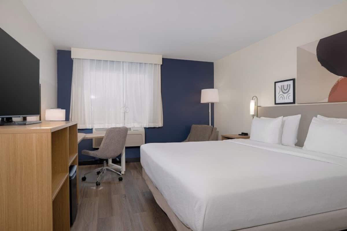Premium bedding, in-room safe, desk, laptop workspace