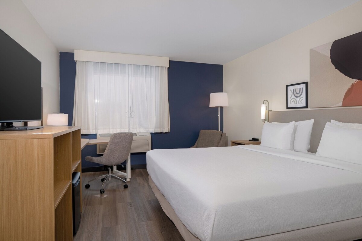 Premium bedding, in-room safe, desk, laptop workspace