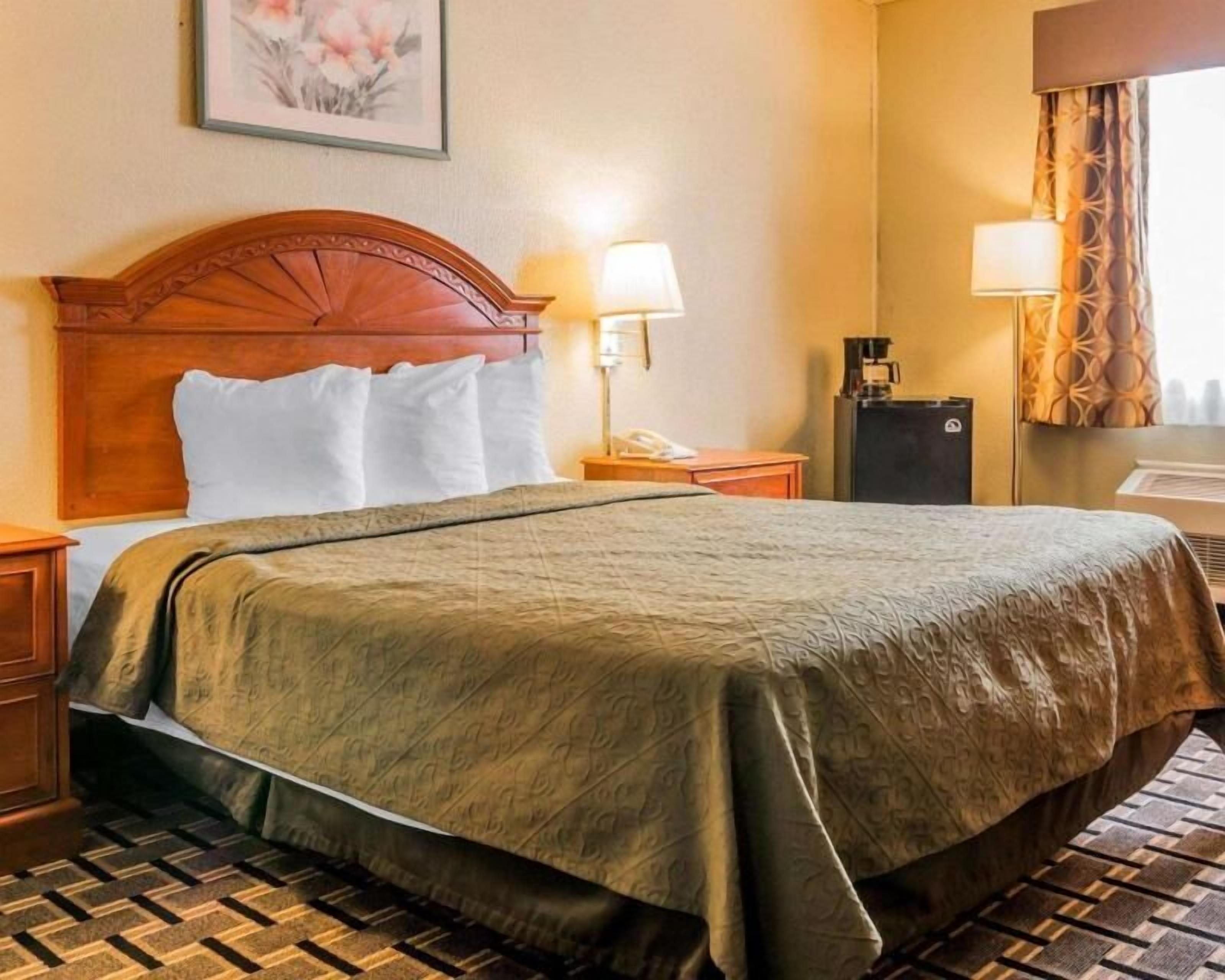 Escritorio, tabla de planchar con plancha, wifi gratis y ropa de cama