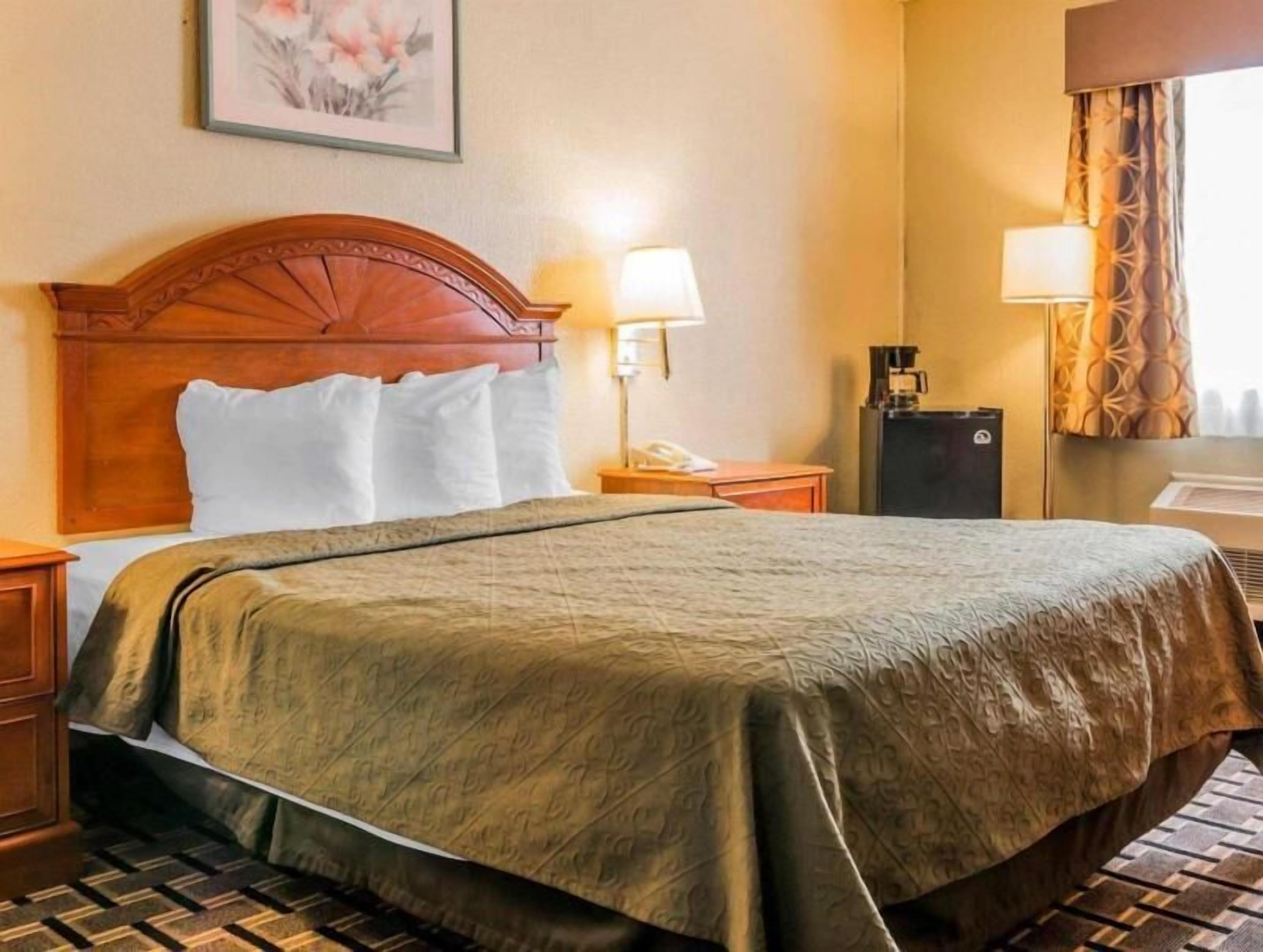 Escritorio, tabla de planchar con plancha, wifi gratis y ropa de cama