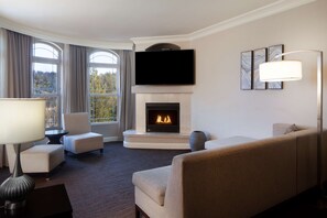 Deluxe Suite, 1 Bedroom | Living area | Flat-screen TV, MP3 dock - Hilton Santa Cruz/Scotts Valley (Santa Cruz)