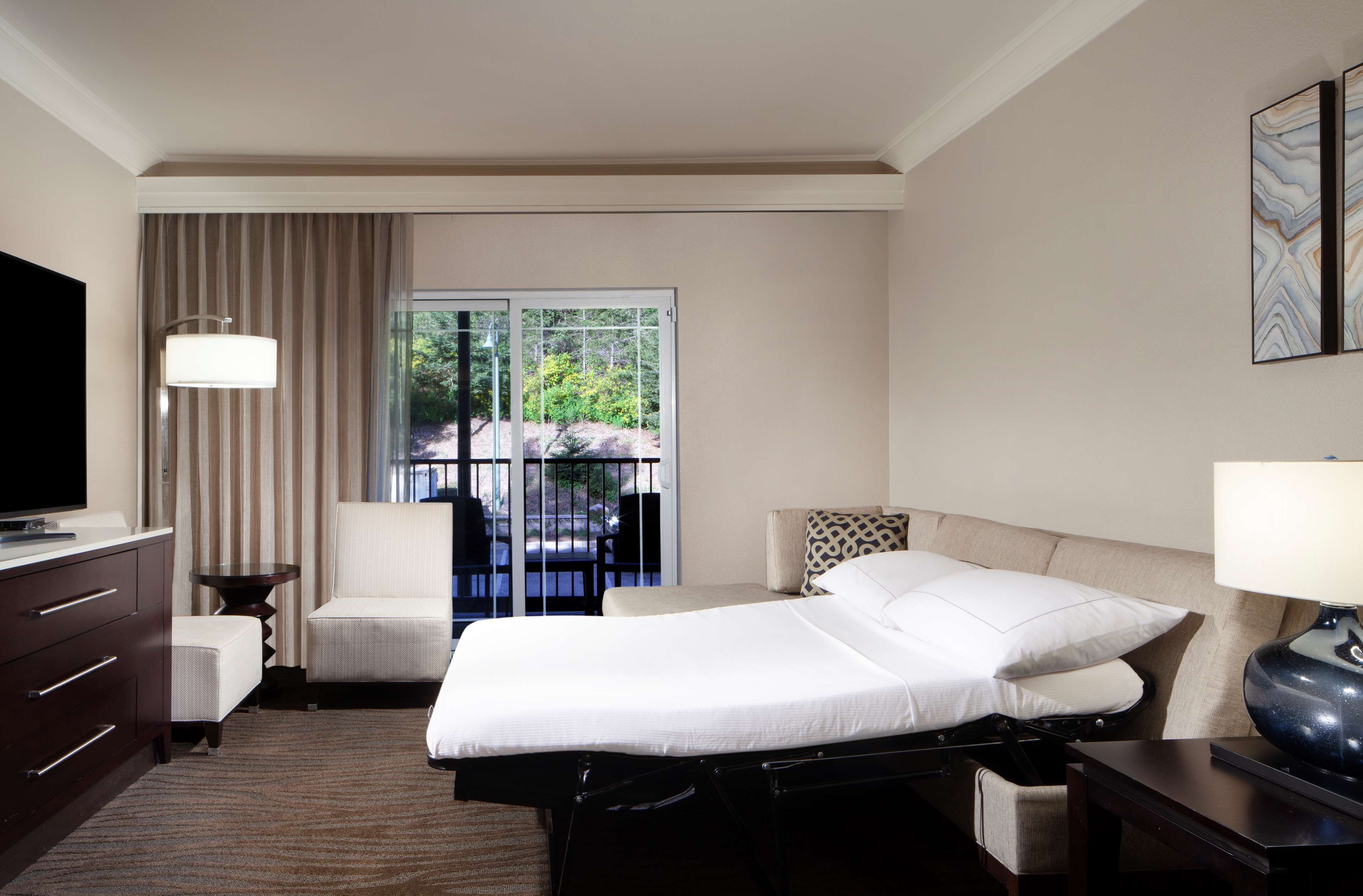 Suite, 1 habitación, balcón | Área de sala de estar | Televisión de pantalla plana y estación para reproductor de MP3 