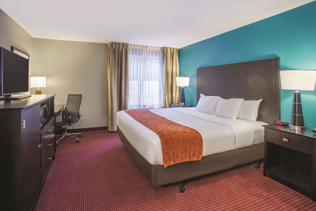Chambre, 1 trÚs grand lit, accessible aux personnes à mobilité réduite (Mobility Accessible) | Literie de qualité supérieure, surmatelas, bureau