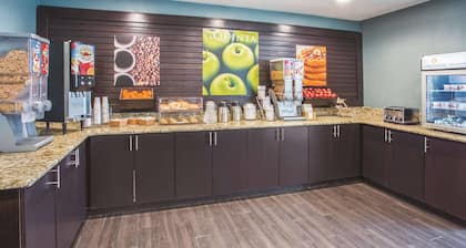 La Quinta Inn & Suites by Wyndham O'Fallon, IL - St. Louis
