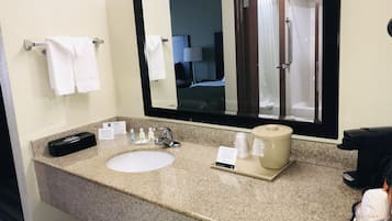 Bañera con ducha, secador de pelo, toallas
