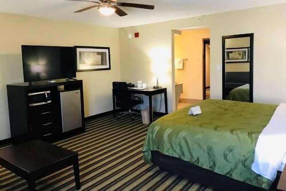 Premium bedding, desk, iron/ironing board, free cribs/infant beds
