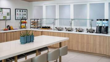 Petit déjeuner préparé sur commande servi en supplément en semaine