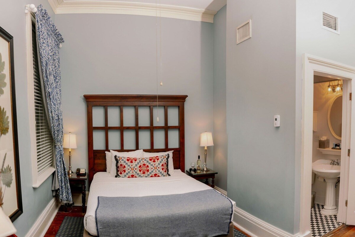 Premium bedding, in-room safe, desk, iron/ironing board