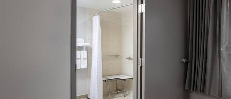 Un baño moderno con ducha, inodoro y lavamanos.