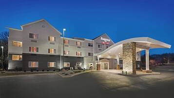 A Fairfield Inn & Suites by Marriott hotel with a modern design, featuring a spacious entrance and a well-lit facade.