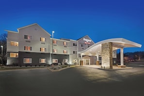 A Fairfield Inn & Suites by Marriott hotel with a modern design, featuring a spacious entrance and a well-lit facade. - Fairfield Inn by Marriott Warren Niles (Warren)