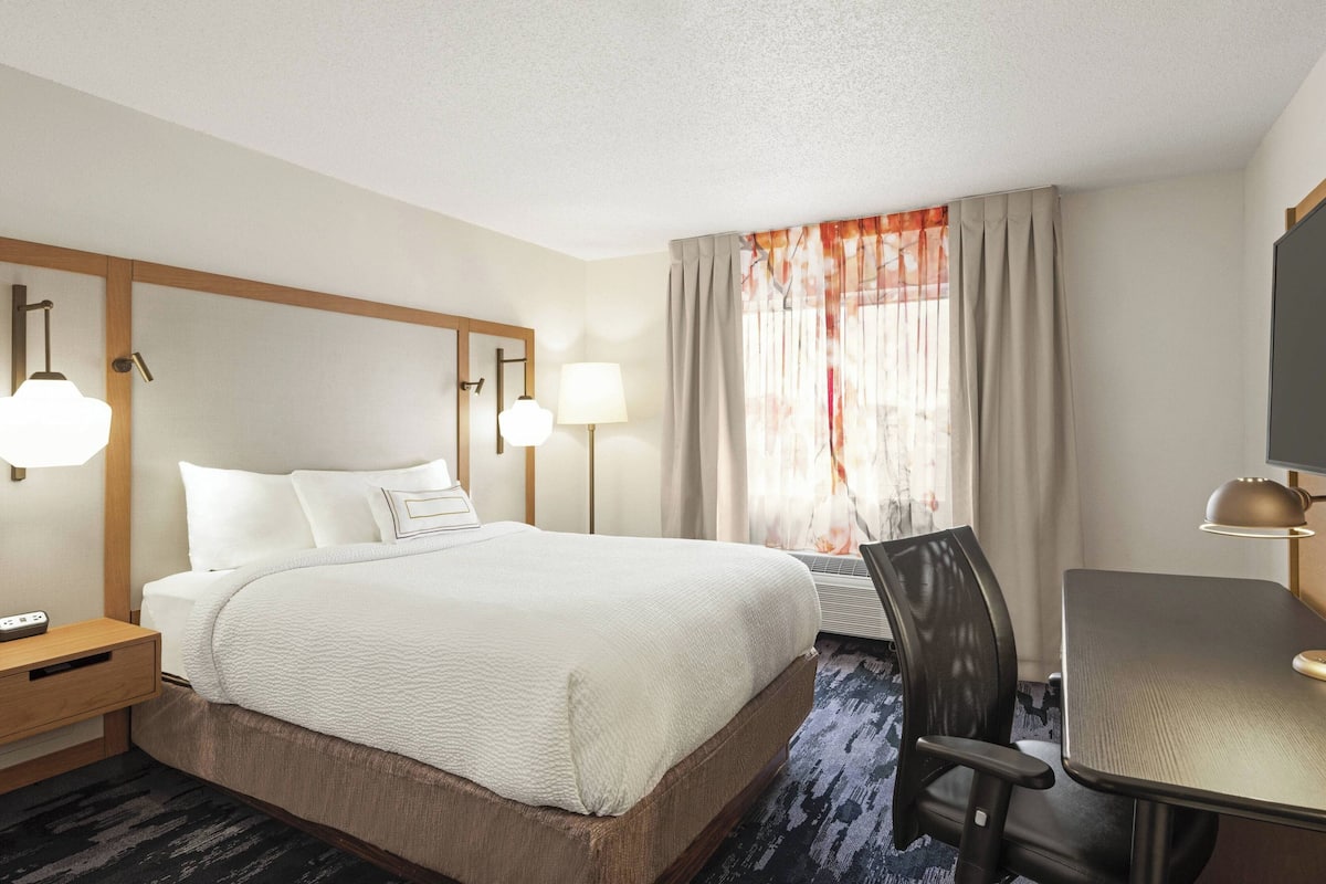 Premium bedding, in-room safe, desk, blackout drapes