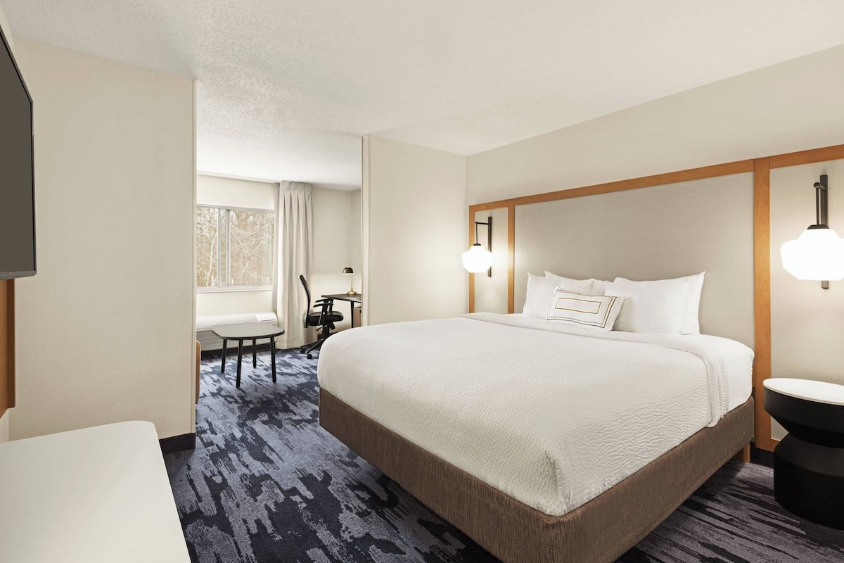 Premium bedding, in-room safe, desk, blackout drapes