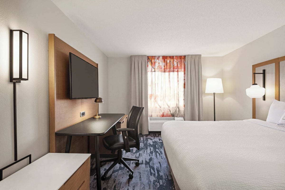 Premium bedding, in-room safe, desk, blackout drapes