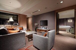 Deluxe Studio Suite | In-room safe, desk, laptop workspace, blackout drapes