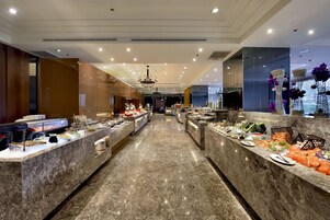 Daily self-serve breakfast (TWD 660 per person)