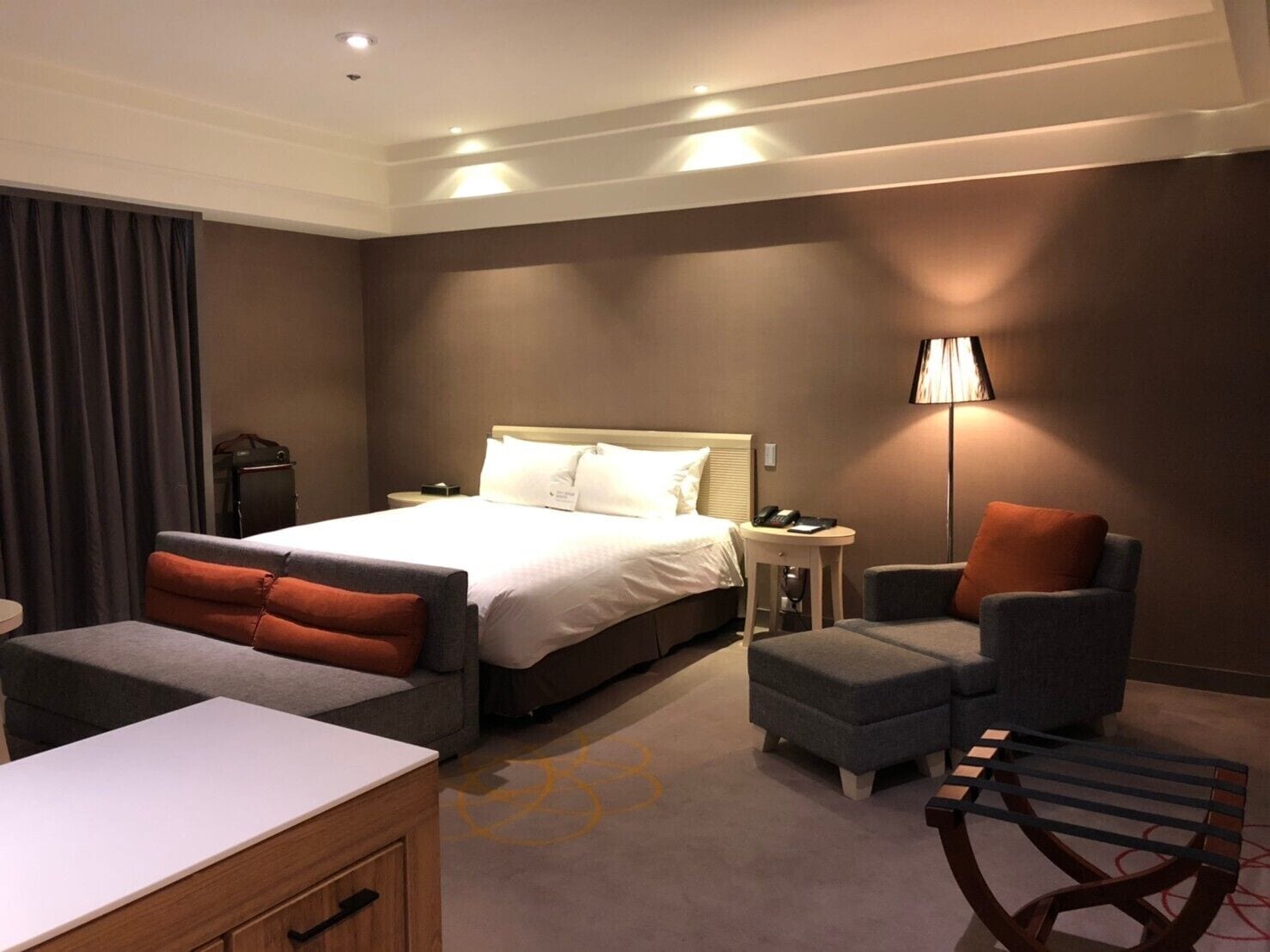 executive room | 1 bedroom, in-room safe, desk, laptop workspace