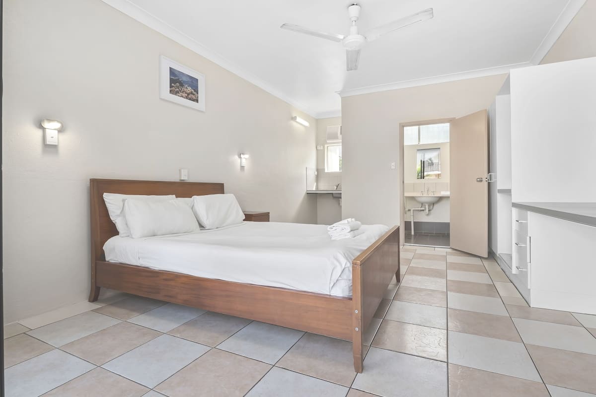 Standard Queen room | 2 bedrooms, laptop workspace, free WiFi, bed sheets