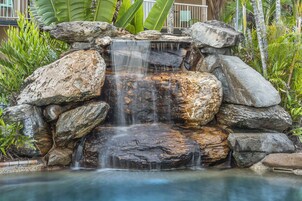 Ulkouima-allas, aurinkotuoleja